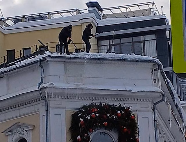 Опасная уборка снега в центре Нижнего Новгорода заинтересовала инспекцию труда