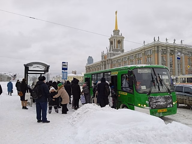 Мэрия Екатеринбурга оправдалась за работу общественного транспорта: виноваты водители легковушек