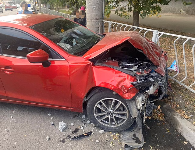 В Самаре "Приору" и Mazda отбросило на пешеходное ограждение после ДТП на перекрестке