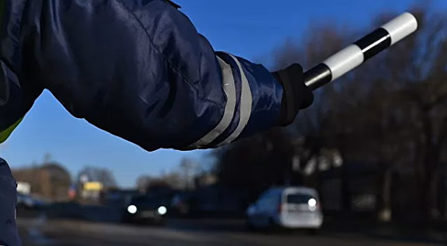 В Красноярске водитель сломал позвоночник из-за ямы на дороге и получил штраф за сбитый дорожный знак