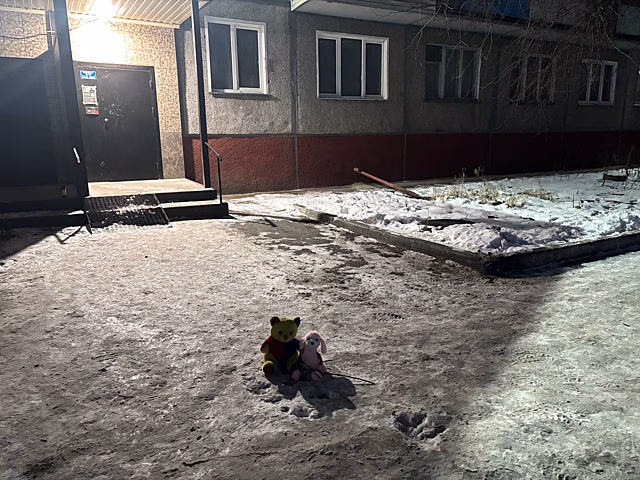 Стихийный мемориал появился на месте ДТП в Новосибирске, где погиб малыш