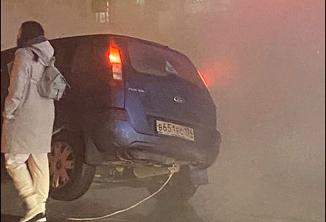 Автомобиль провалился в яму с горячей водой в центре Новосибирска