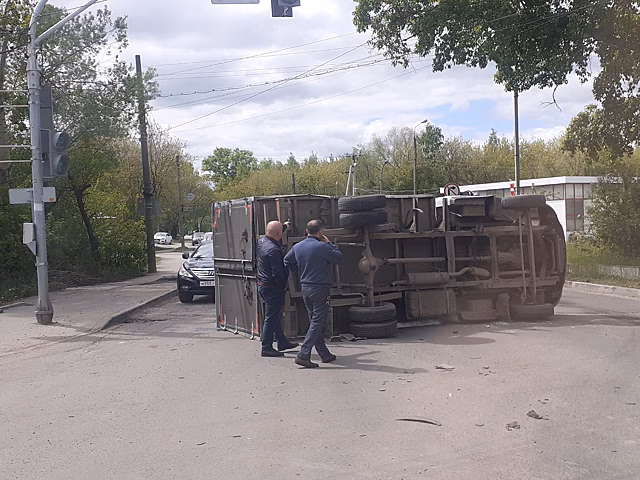 Газель перевернулась на перекрестке Комсомольского шоссе и улицы Дачной