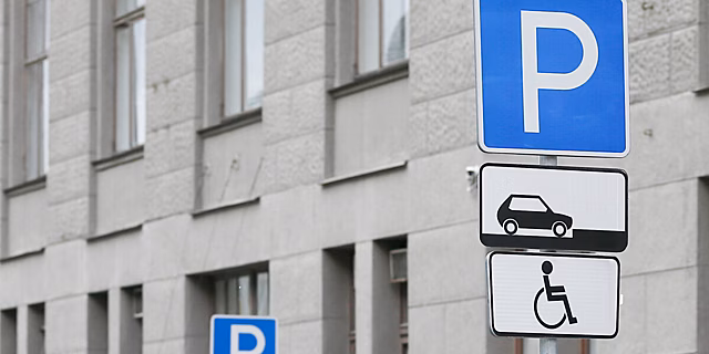 «Кто здесь инвалид?» В Минске ловят водителей, которые на парковках занимают места для инвалидов
