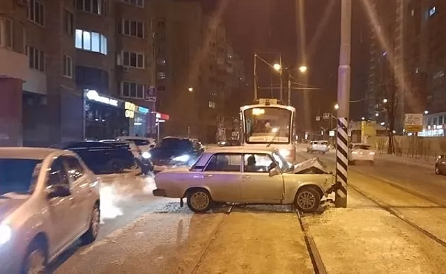 Появилось видео с места ДТП в Самаре, где "семерка" влетела в столб на трамвайных путях