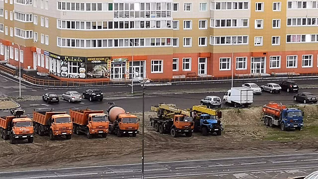 В Новом Уренгое полиция начала проверку из-за несанкционированной парковки большегрузов в жилом районе. ФОТО