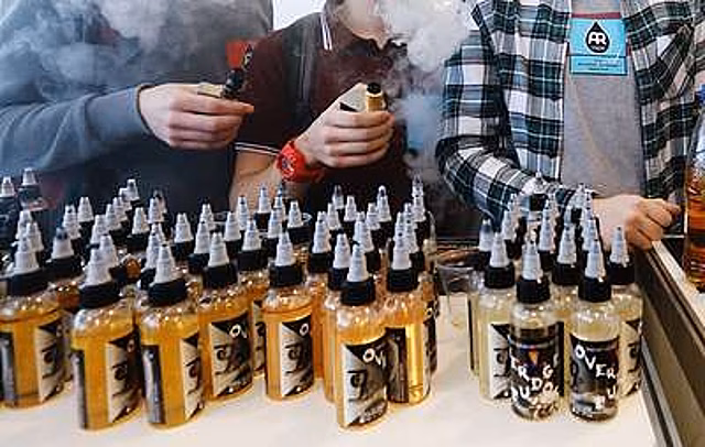 В Москве вступил в силу закон о запрете продажи вейпов несовершеннолетним