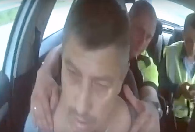 Челябинские полицейские спасли дальнобойщика после укуса осы
