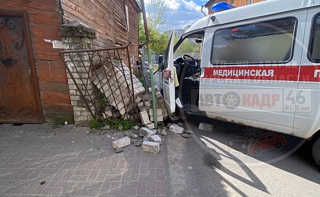 В Курске на ул.Садовая автомобиль скорой помощи снес кирпичный забор