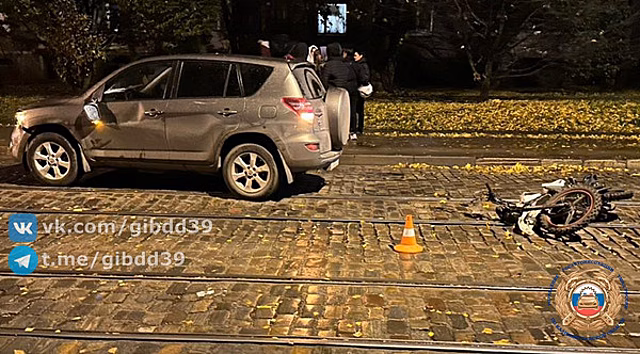 На Багратиона подростки на мопеде врезались во внедорожник