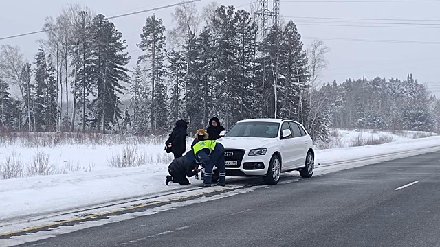 В Тюменской области полицейские помогли гражданам, оказавшимся в беде на трассе в январские праздники