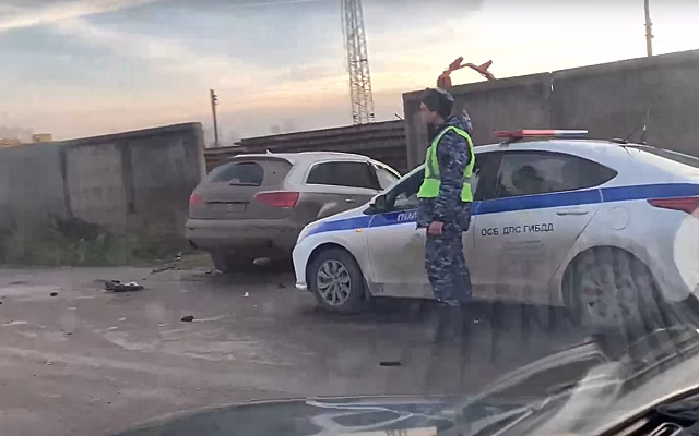 В Рязани машина врезалась в бетонный забор на Прижелезнодорожной