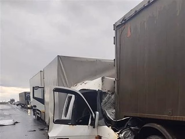 "Газель" оказалась зажата между двумя большегрузами в ДТП на обводной дороге Самары