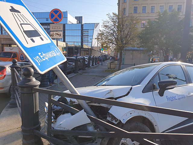В Санкт-Петербурге водитель агрессивно припарковал авто «Яндекс. Драйва»