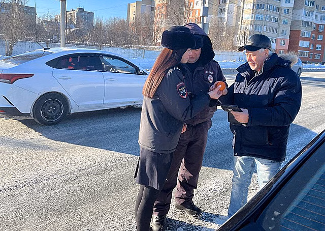 В Саратове дорожные полицейские угощали водителей мандаринами