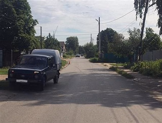 В Самаре женщина шла по краю проезжей части и попала под машину