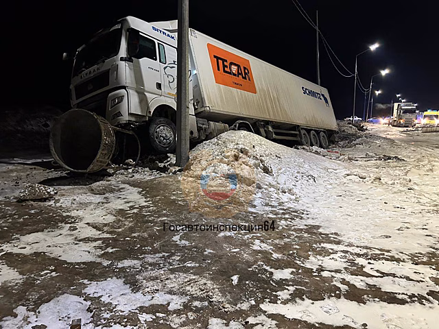 У саратовского поселке Соколовый фура влетела в столб