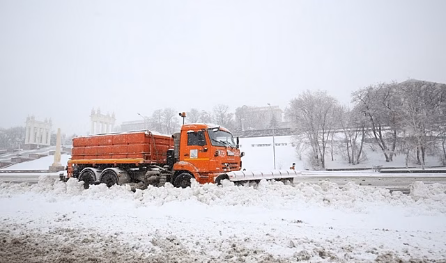 В Волгограде для расчистки дорожной сети от снега вывели спецтехнику