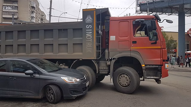 Из-за аварии с большегрузом в центре Саратова образовались огромные пробки