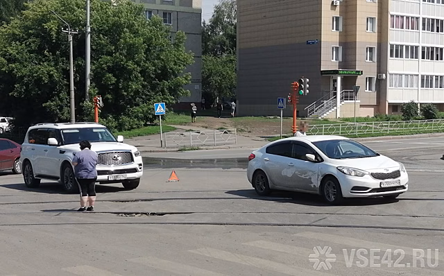 Автомобили перекрыли движение трамваев в Кемерове из-за аварии