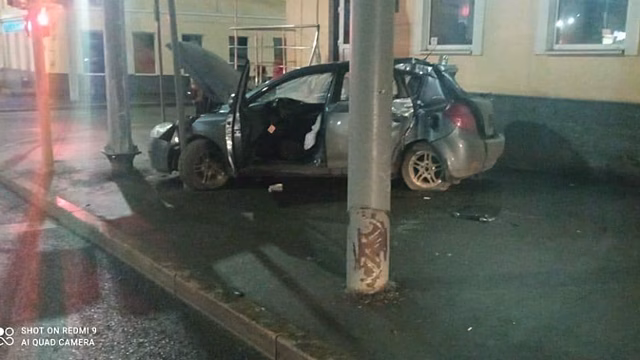 На Московской водитель KIA протаранил столб. Двое попали в больницу