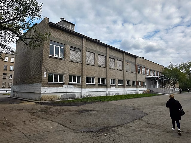 В Челябинске с крыши гимназии рухнула бетонная плита, прокуратура начала проверку