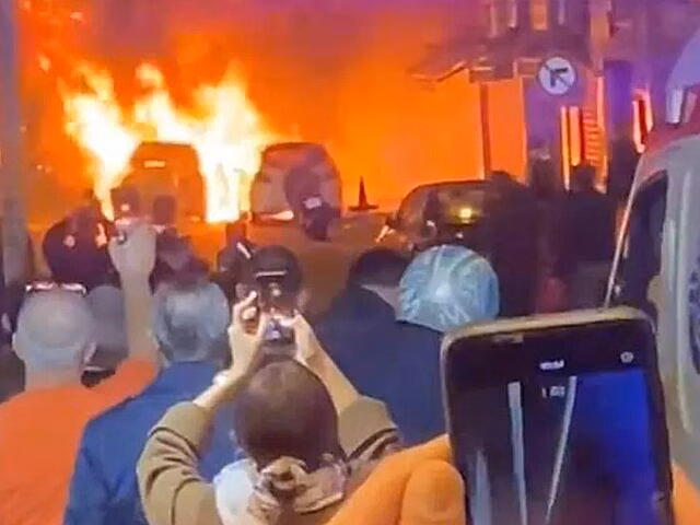 Взрывы были слышны в Стамбуле, три машины охвачены пламенем – СМИ
