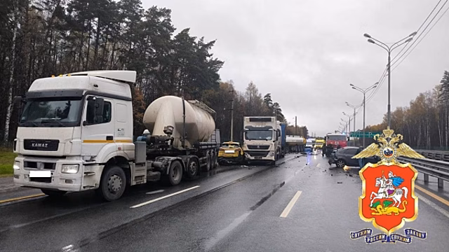 Водитель грузовика снес 5 машин на трассе «Крым» в Подмосковье: есть погибшие