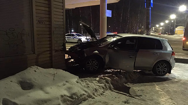 Иномарка врезалась в здание аптеки в Вологде