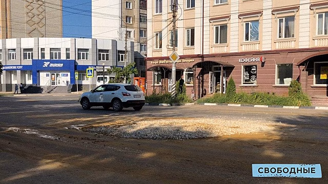 Блогер: Власти Энгельса игнорируют дорожную яму на площади Свободы