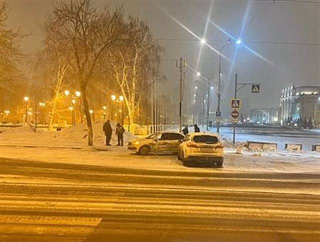 В Самаре водитель Ford сбил пешехода и врезался в легковушку