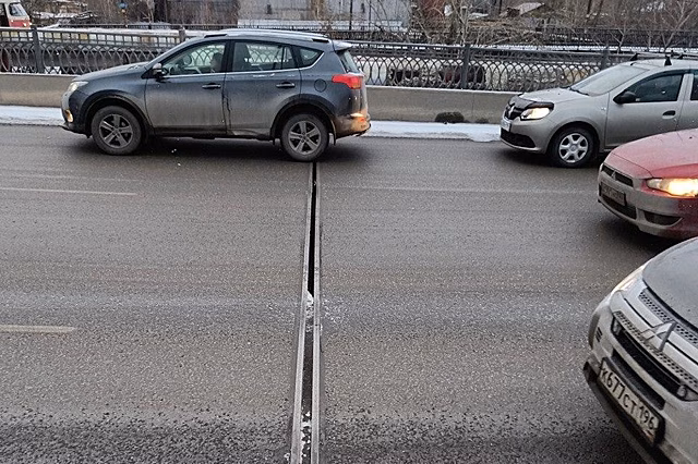 Жителей Екатеринбурга возмутило качество ремонта моста на Бебеля