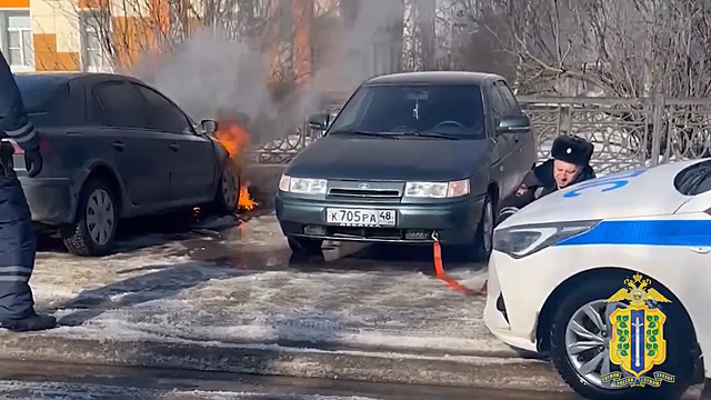 Липецкие полицейские предотвратили распространение огня от загоревшейся у детской больницы машины
