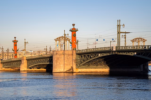 Сезон уборки мостов после зимы в Санкт-Петербурге: никаких спецсредств, только вода под давлением