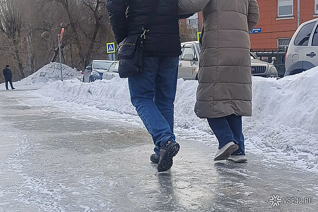 Ледяной кошмар в Кемерове: тротуары и лестницы стали смертельными
