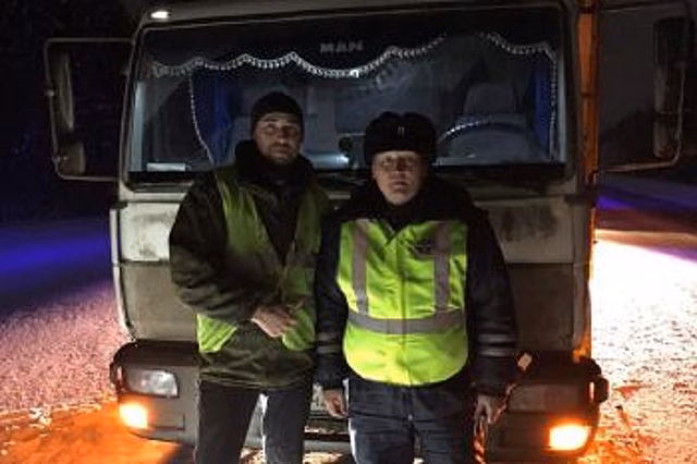 Тюменские автоинспекторы помогли водителю большегруза на трассе