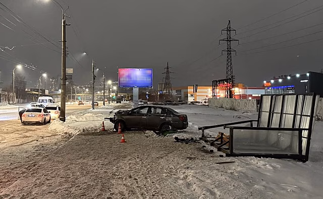 Дама-водитель снесла остановочный павильон