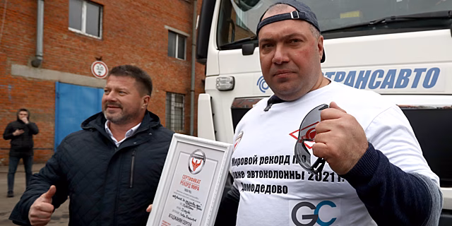 Русский Халк установил новый рекорд по буксировке многотонного автобуса