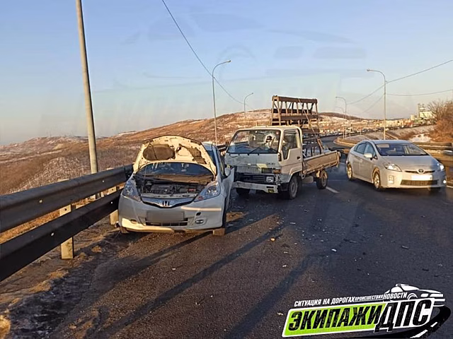 «Не заметил»: во Владивостоке на объездной трассе грузовик устроил ДТП