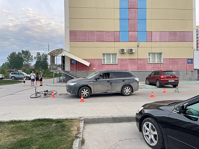 Подростка на велосипеде сбили во дворе дома в Новосибирске