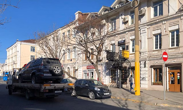 В центре Владивостока массово эвакуируют автомобили