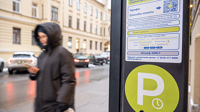 Власти Петербурга ответили на вопрос о новых платных парковках в 2026 году