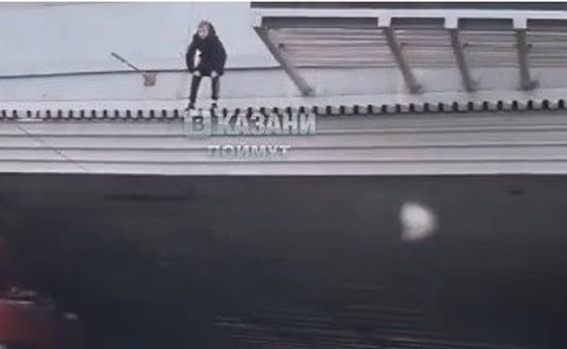 В Казани подросток висел на мосту над дорогой — видео