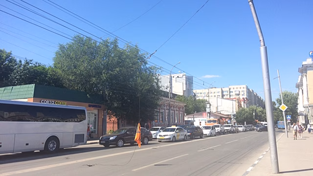 В Саратове оборванный троллейбусный провод «обезопасили» жилеткой