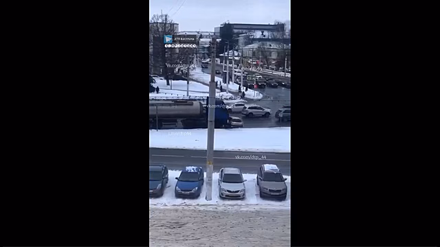 Протащил 150 метров: стали известны подробности странной аварии с фурой в Костроме