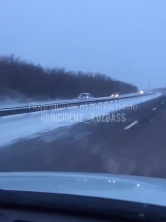 Автомобиль оказался "заблокированным" на встречной полосе на кузбасской трассе