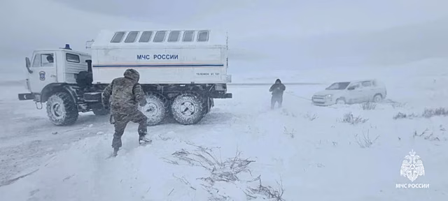 Снежный затор и массовое ДТП парализовали движение по федеральной трассе на Дальнем Востоке
