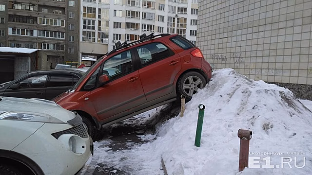 Полицейские нашли мастера парковки, который разбил машины на ВИЗе и запрыгнул на сугроб