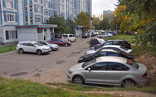Юрист предупредил, к чему приведет сокращение количества парковочных мест