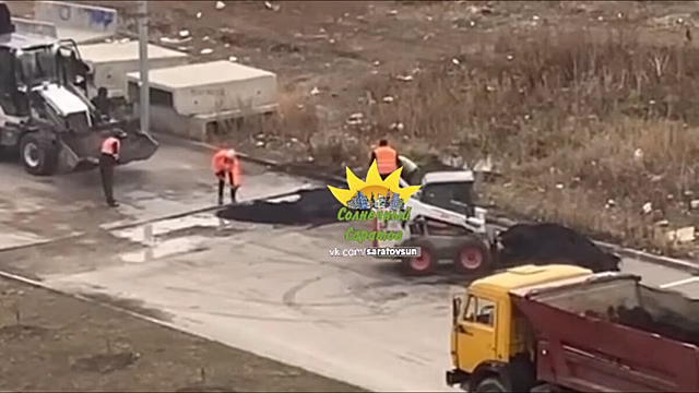 В Саратове укладка асфальта в лужу попала на видео: чиновники дали комментарий